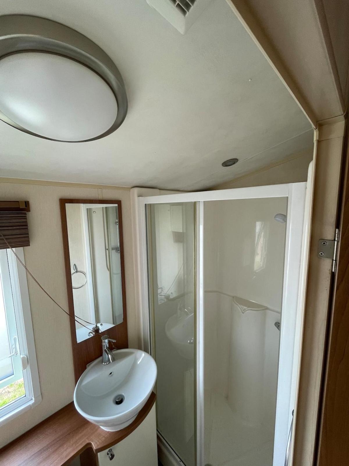2-bedroom Caravan In Uddingston, Glasgow Chalet *